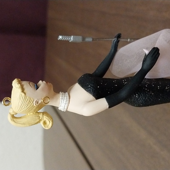 Hallmark Holiday Barbie - Picture 3 of 4